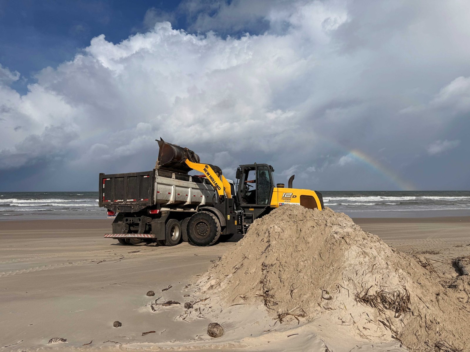 Prefeitura de Ilhéus inicia limpeza das Praias da Zona Norte para proteger tartarugas marinhas.