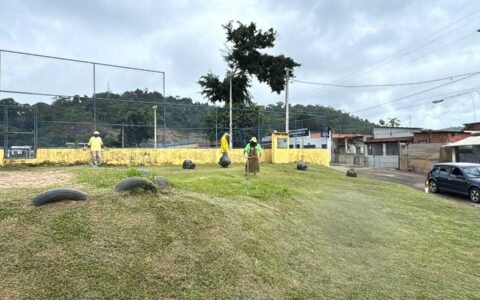 Prefeitura de Ilhéus realiza limpeza e roçagem no bairro Salobrinho.