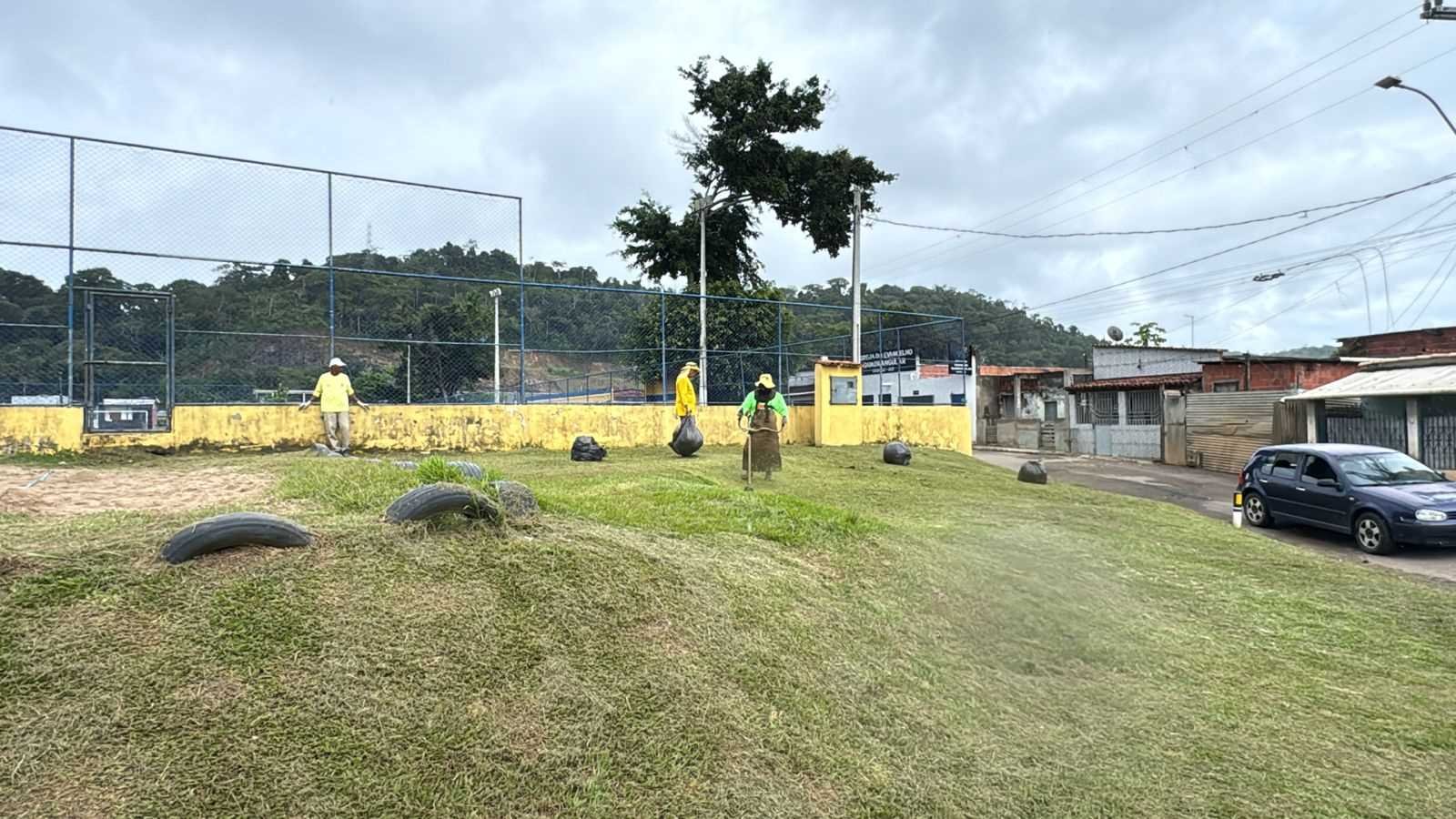 Prefeitura de Ilhéus realiza limpeza e roçagem no bairro Salobrinho.