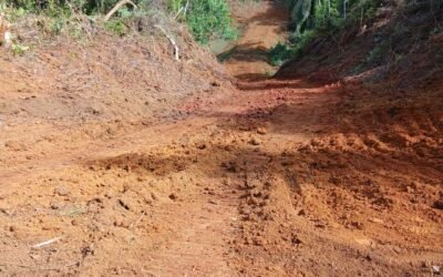 Prefeitura de Ilhéus realiza limpeza da represa de água da Lagoa Encantada.