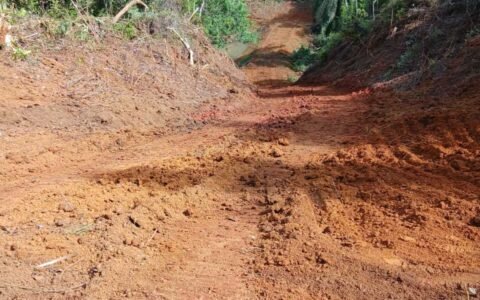 Prefeitura de Ilhéus realiza limpeza da represa de água da Lagoa Encantada.