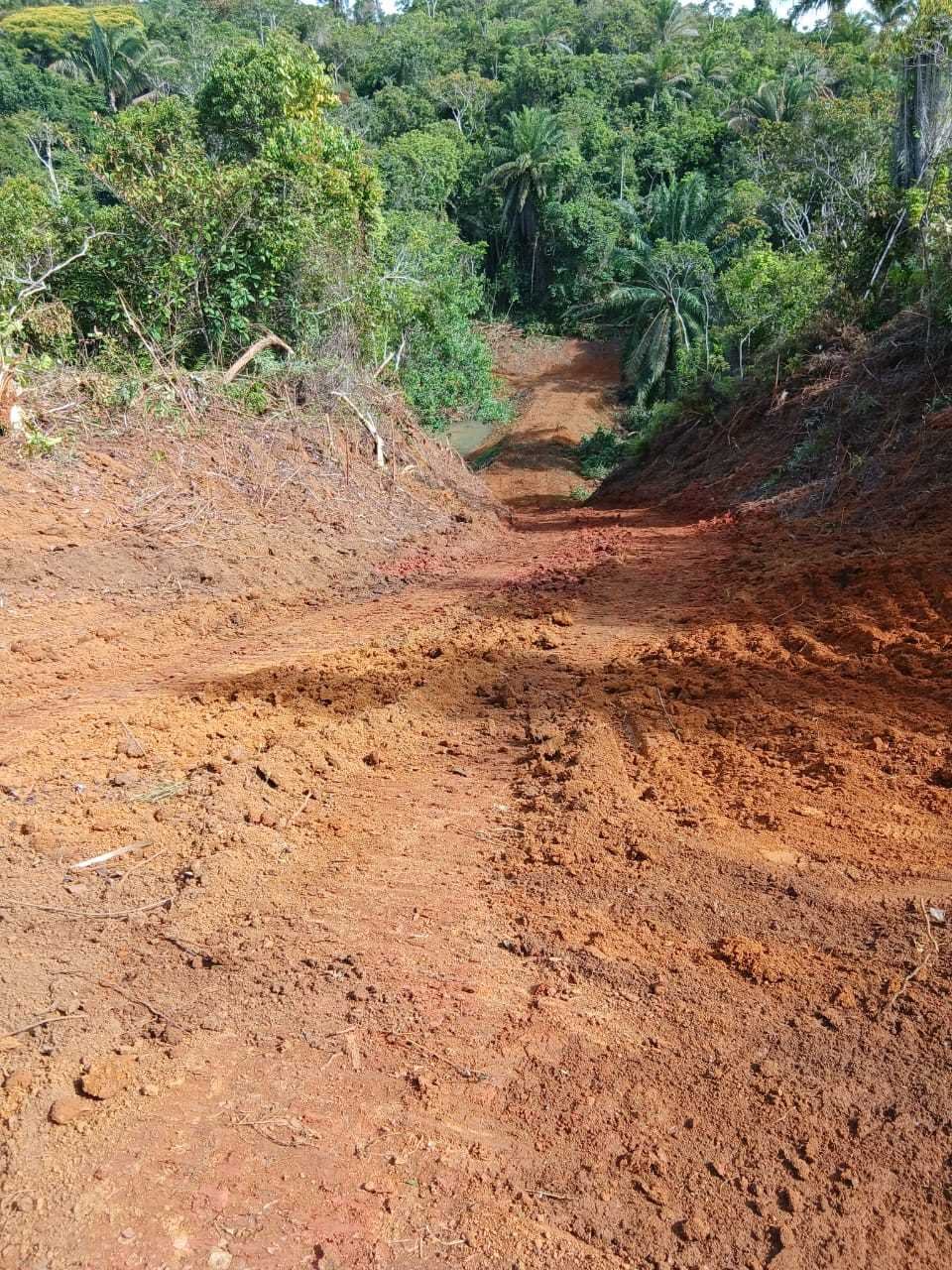 Prefeitura de Ilhéus realiza limpeza da represa de água da Lagoa Encantada.