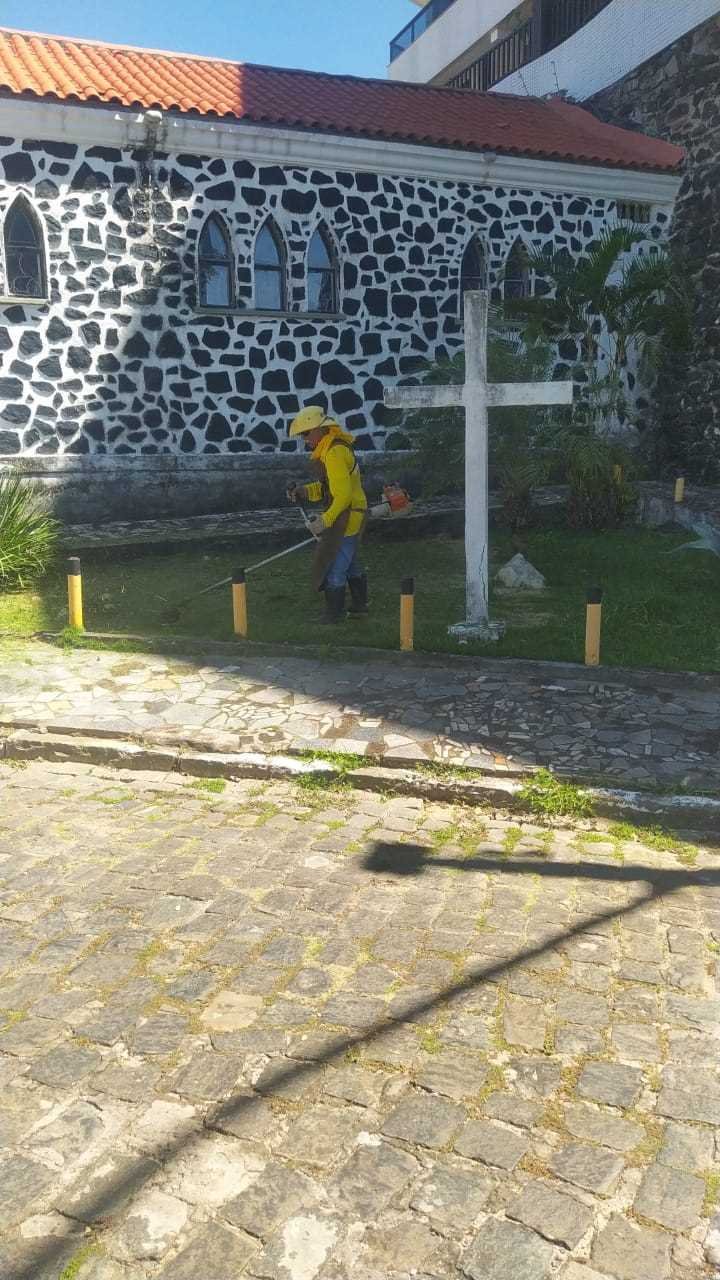 Prefeitura realiza limpeza e roçagem no Mirante do Outeiro de São Sebastião.