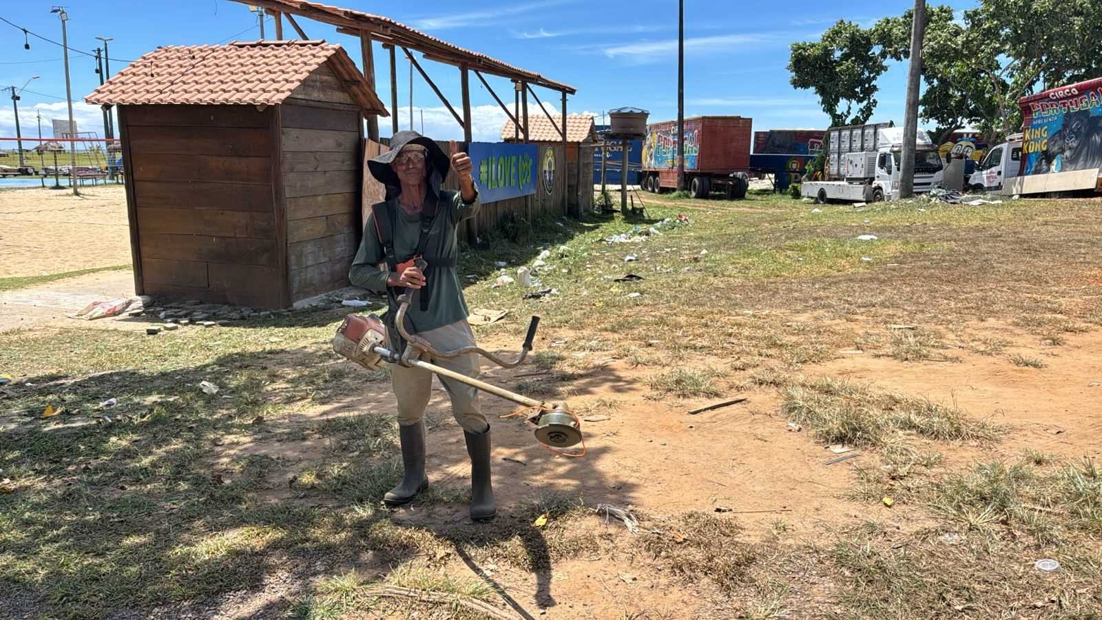 Prefeitura realiza limpeza e roçagem na Avenida Soares Lopes.