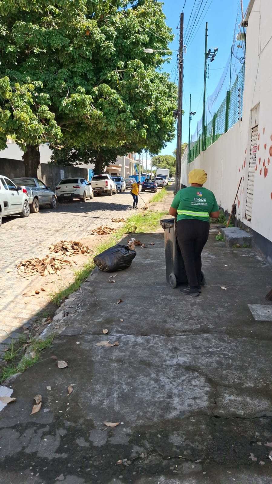 Prefeitura realiza ação de varrição na Avenida Marcus Paiva, na Cidade Nova.