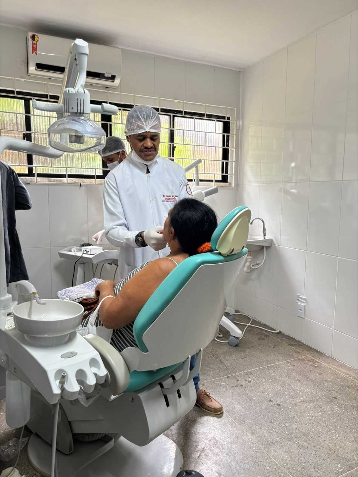 Prefeitura de Ilhéus amplia acesso à saúde bucal com entrega de novas próteses dentárias no CEO.