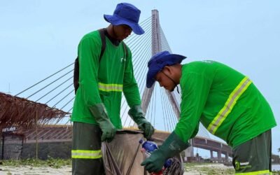 Prefeitura de Ilhéus realiza remoção de plantas aquáticas na Baía do Pontal e no Rio Cachoeira.