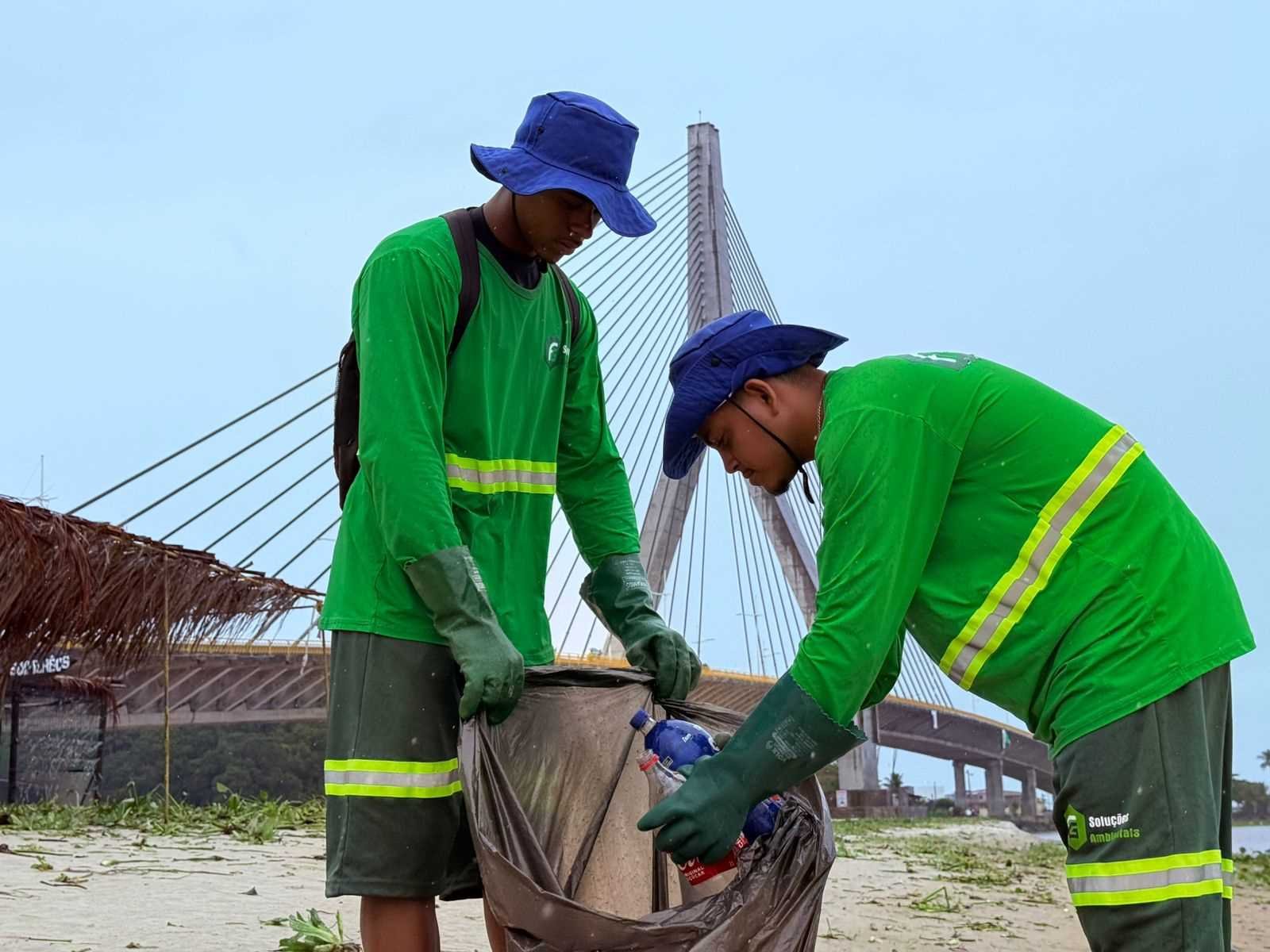 Prefeitura de Ilhéus realiza remoção de plantas aquáticas na Baía do Pontal e no Rio Cachoeira.