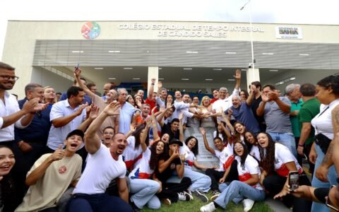Governo do Estado inaugura colégio de tempo integral em Cândido Sales e autoriza construção de 90 moradias do Minha Casa, Minha Vida.