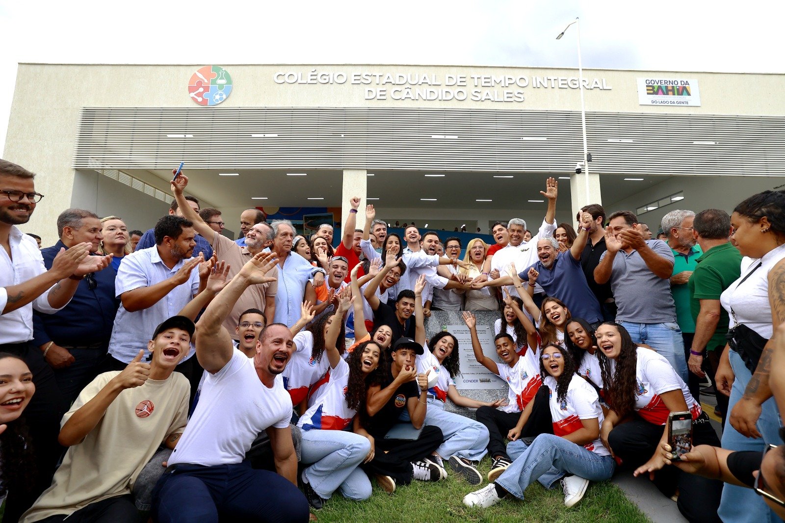 Governo do Estado inaugura colégio de tempo integral em Cândido Sales e autoriza construção de 90 moradias do Minha Casa, Minha Vida.