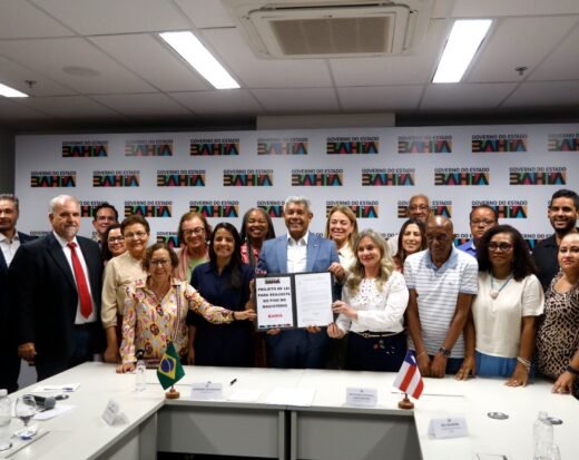 Jerônimo Rodrigues encaminha à Alba projeto de lei que garante piso do magistério acima do nacional.