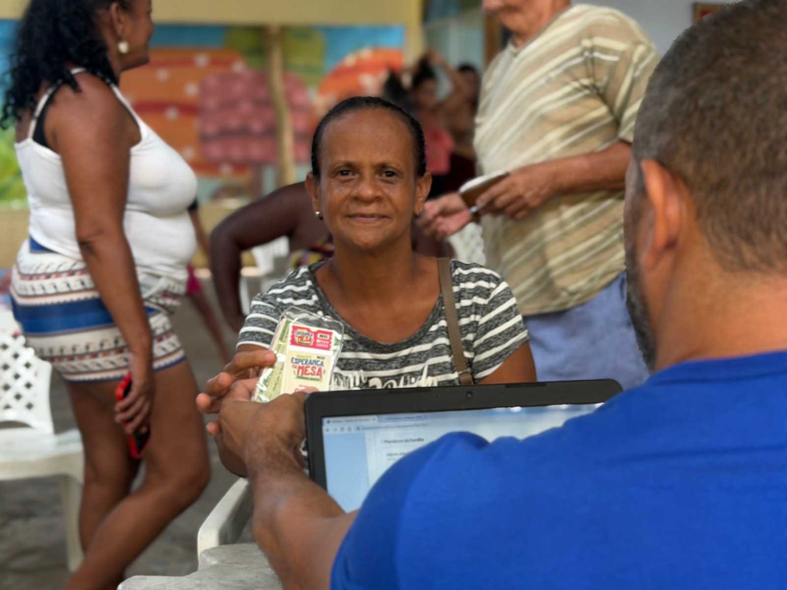 Prefeitura de Ilhéus inicia entrega de vouchers para os kits da Semana Santa.