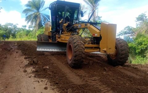 Prefeitura de Ilhéus recupera estradas no Aderno e Tibina.