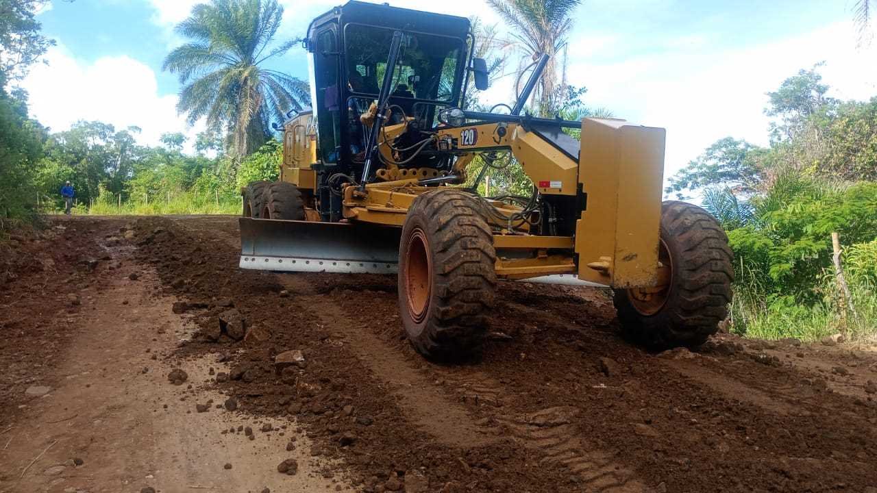 Prefeitura de Ilhéus recupera estradas no Aderno e Tibina.