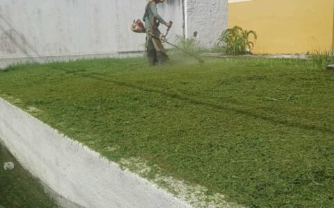 Prefeitura realiza limpeza e roçagem em prédios públicos da Avenida Gov. Roberto Santos (Esperança)