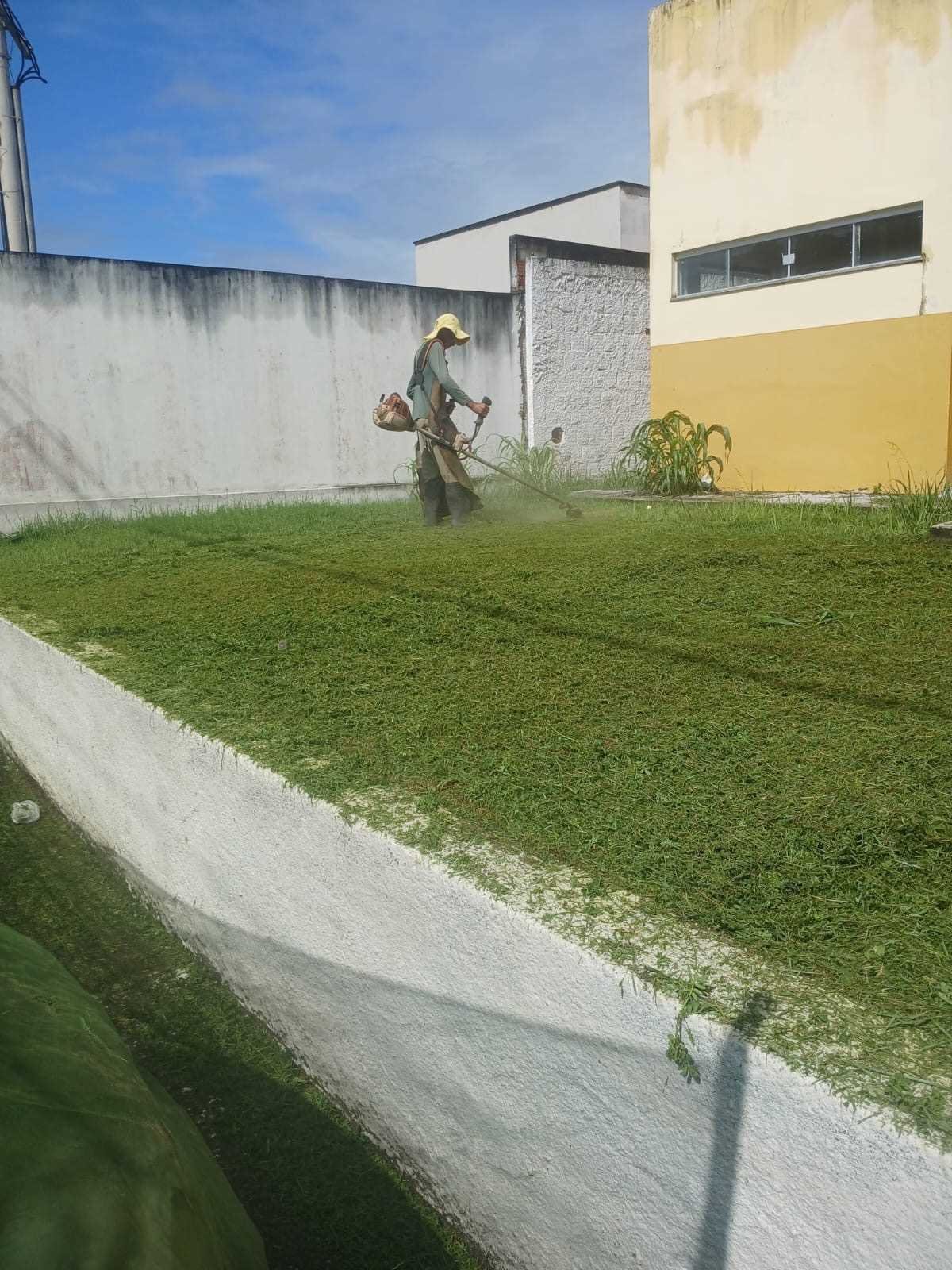 Prefeitura realiza limpeza e roçagem em prédios públicos da Avenida Gov. Roberto Santos (Esperança)