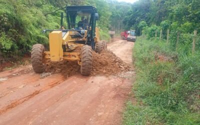 Prefeitura de Ilhéus recupera estrada de Tibina e entrega novas carteiras para escola do povoado.