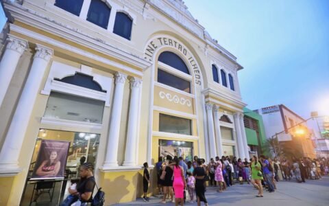 Prefeitura de Ilhéus realiza manutenção no sistema de ar-condicionado do Teatro Municipal.