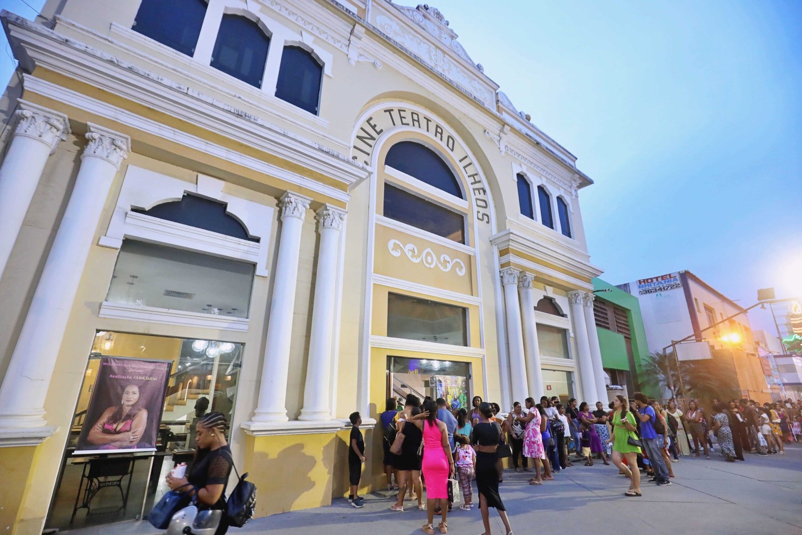 Prefeitura de Ilhéus realiza manutenção no sistema de ar-condicionado do Teatro Municipal.