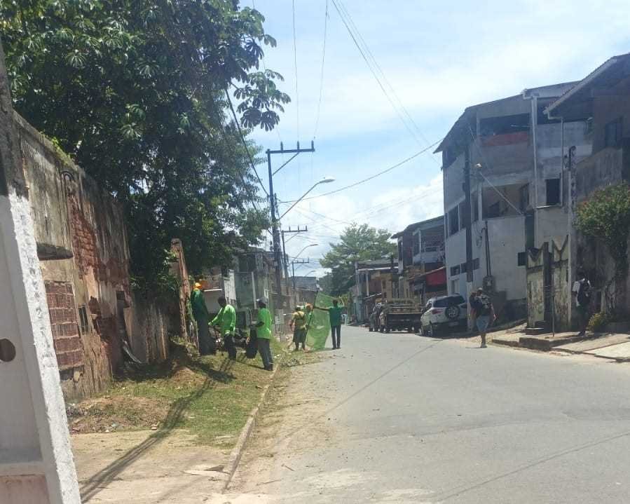 Prefeitura de Ilhéus realiza roçagem na Rua do Cano.