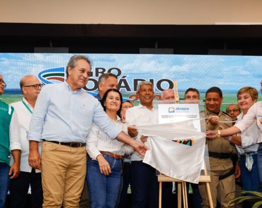 Em Correntina, governador participa de feira agro e reforça segurança e infraestrutura viária no distrito de Rosário.