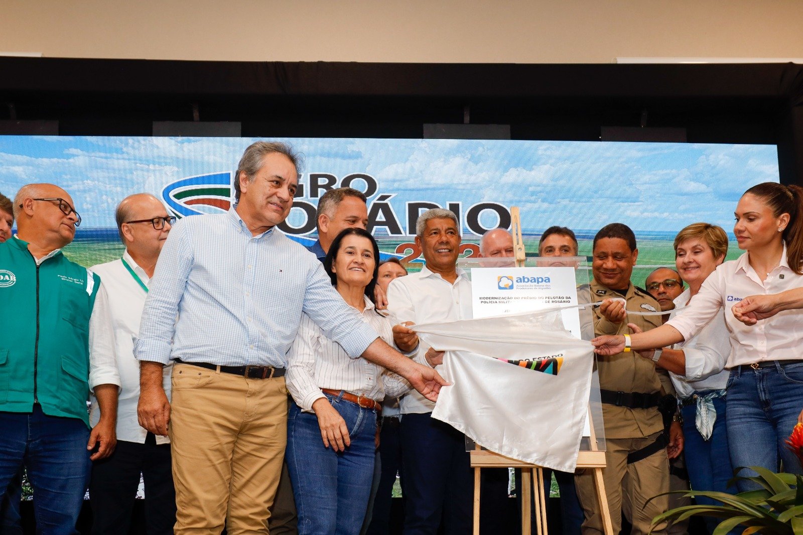 Em Correntina, governador participa de feira agro e reforça segurança e infraestrutura viária no distrito de Rosário.