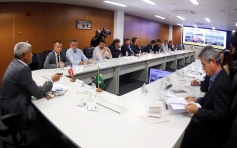 Governador destaca investimentos de R$ 84 milhões em Retirolândia e entrega veículos para a saúde.
