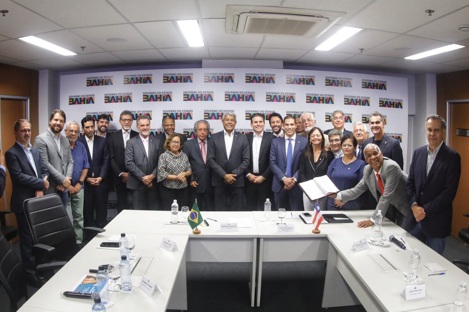 Governador recebe presidente da Câmara dos Deputados e reforça diálogo institucional em agenda com bancada federal.