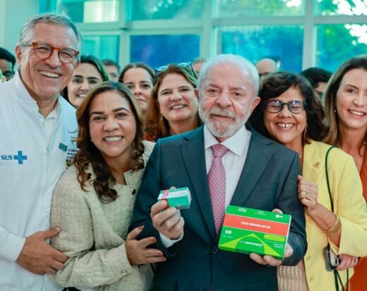 Bahia marca presença em visita de Lula e Padilha à fábrica de produção de medicamentos oncológicos.