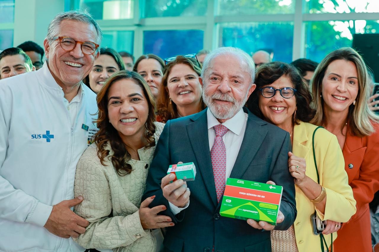 Bahia marca presença em visita de Lula e Padilha à fábrica de produção de medicamentos oncológicos.