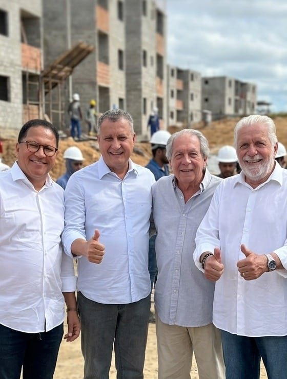 Prefeito Augusto Castro recebe ministro Rui Costa que assina ordens de serviço e a licitação para investimentos em educação e novo sistema de água.