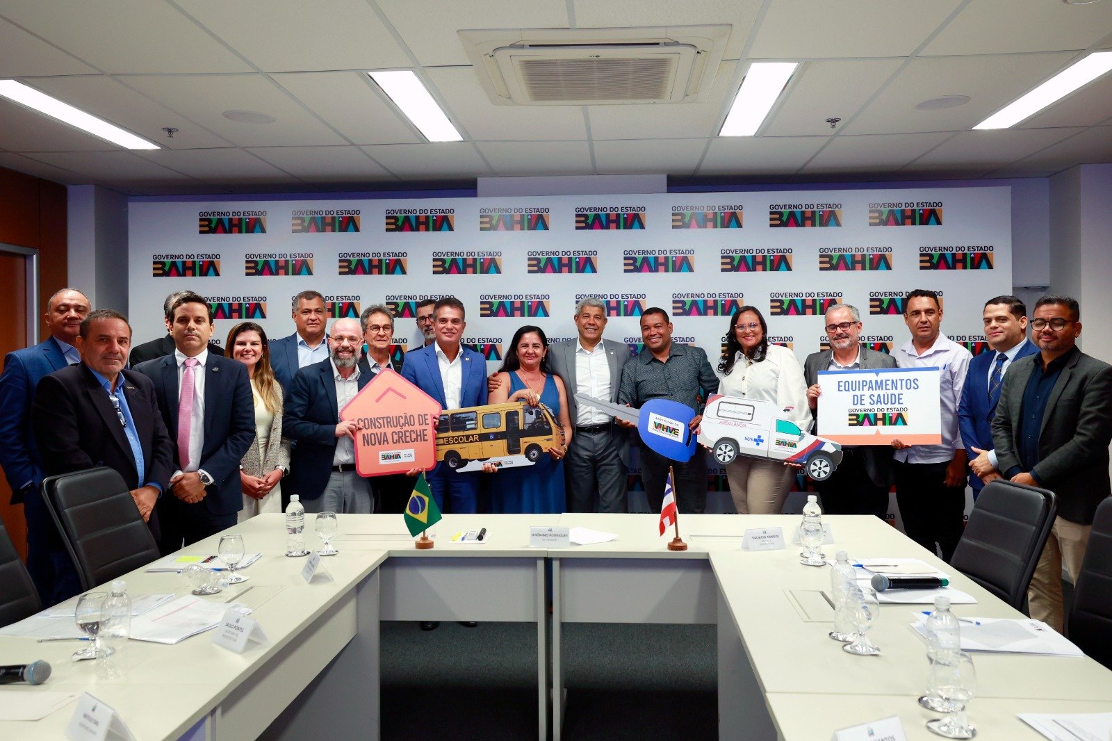 Governador autoriza obras na BA-420 e entrega equipamentos para Maragogipe.