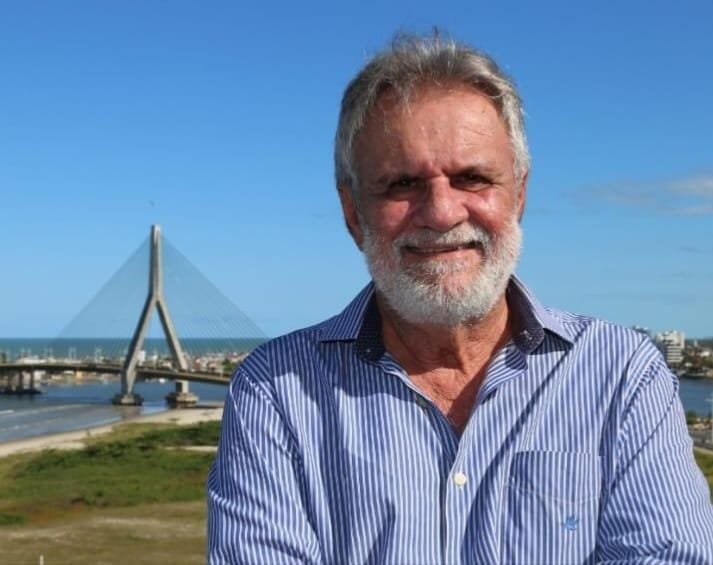 Isaac lança “70 faróis em palavras”, obra que reúne artigos publicados nos principais veículos de comunicação da Bahia.