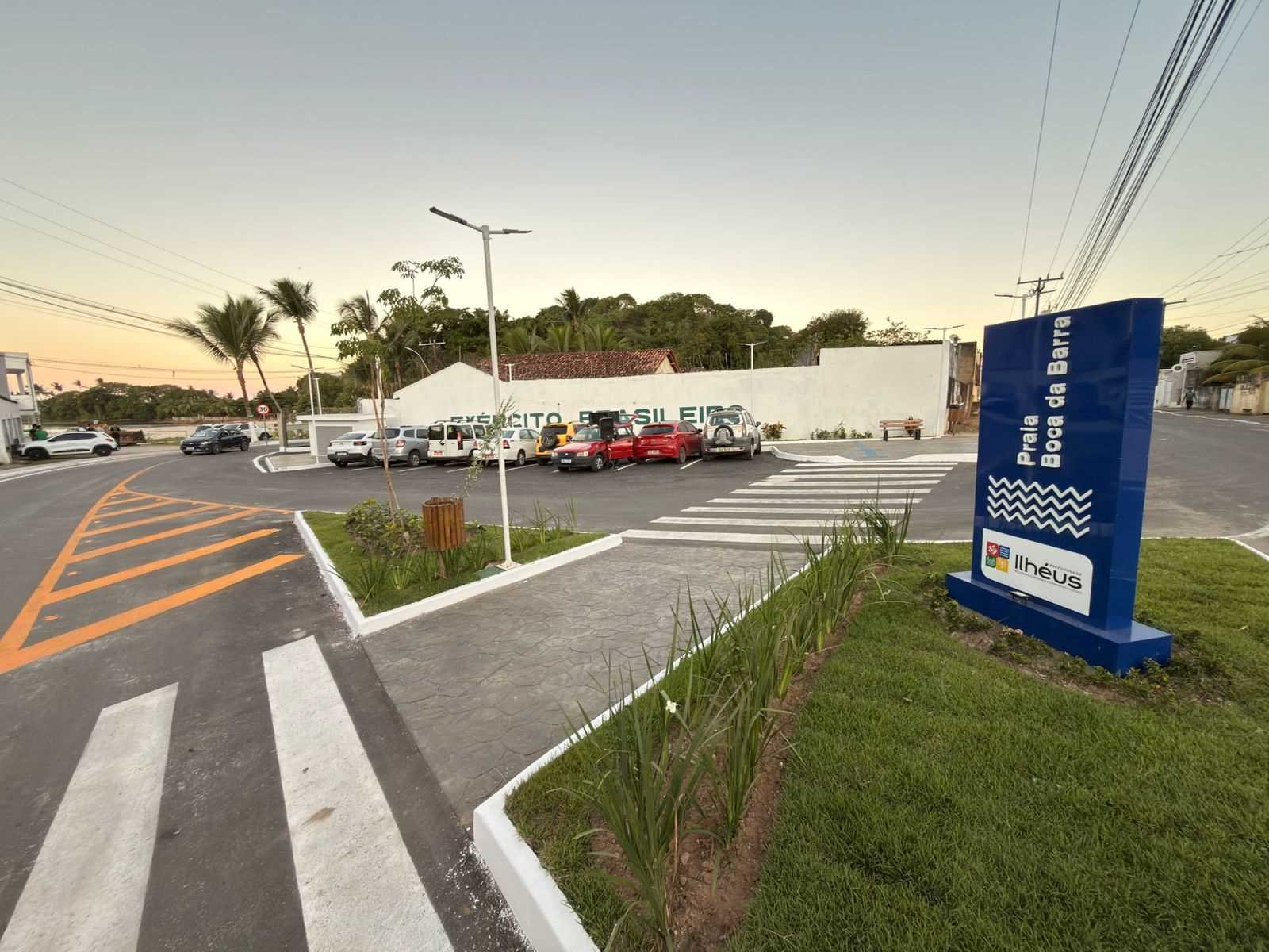 Prefeitura de Ilhéus finaliza obras de pavimentação e iluminação na Avenida Contorno.