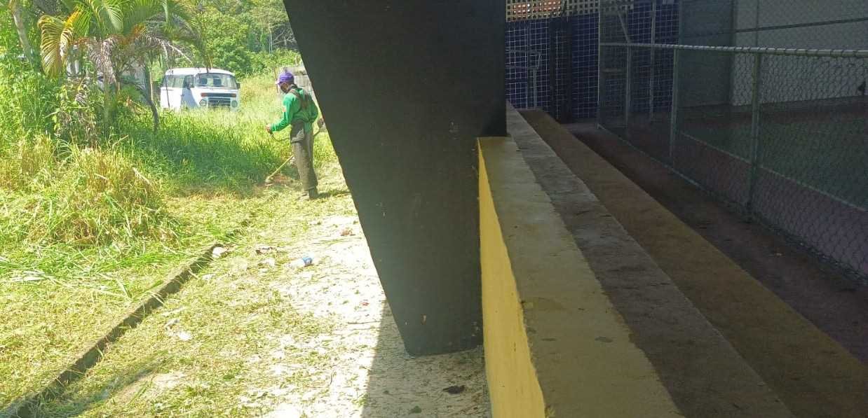 Prefeitura realiza roçagem no entorno da quadra do Banco da Vitória.