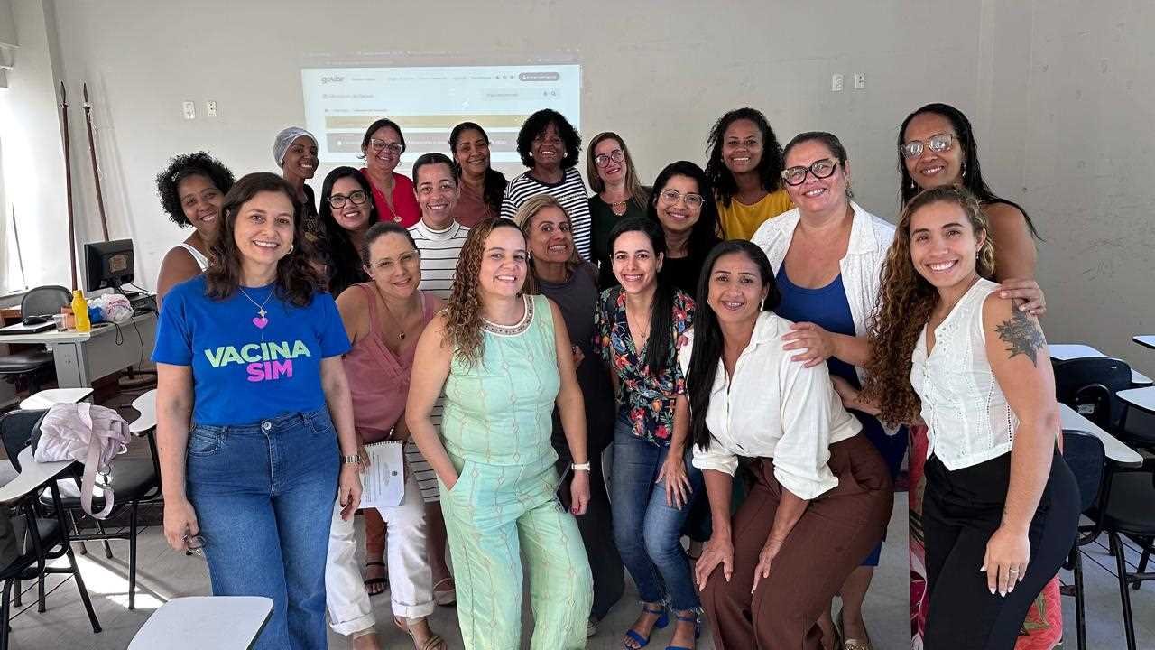 Prefeitura de Ilhéus promove capacitação sobre calendário vacinal para enfermeiras recém-contratadas.