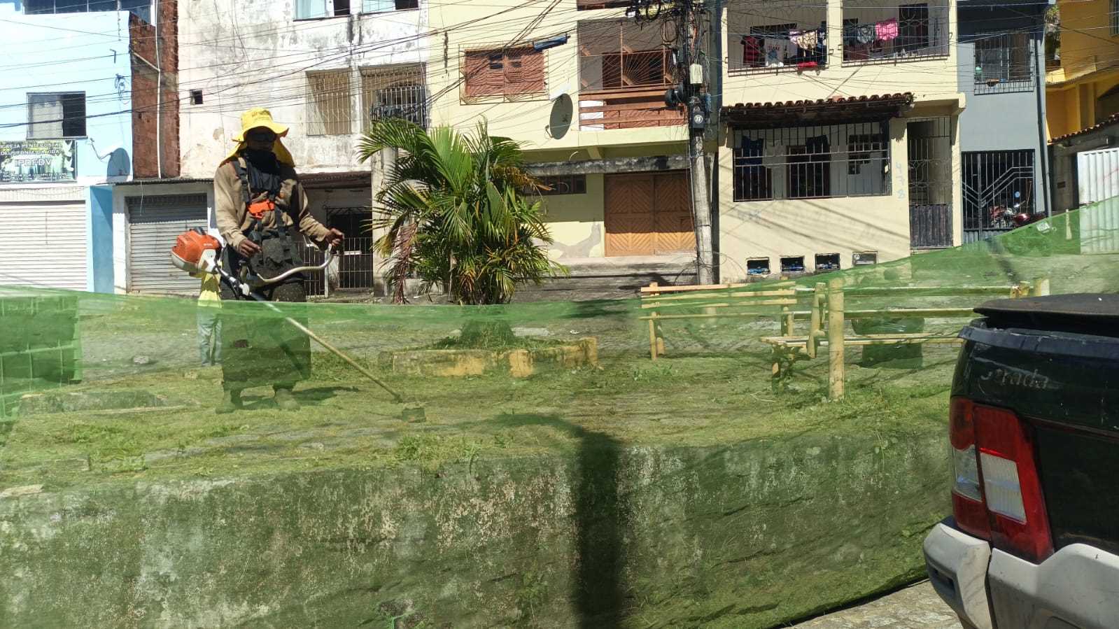 Prefeitura de Ilhéus realiza roçagem na região da Piqueira até o Alto Belmonte.