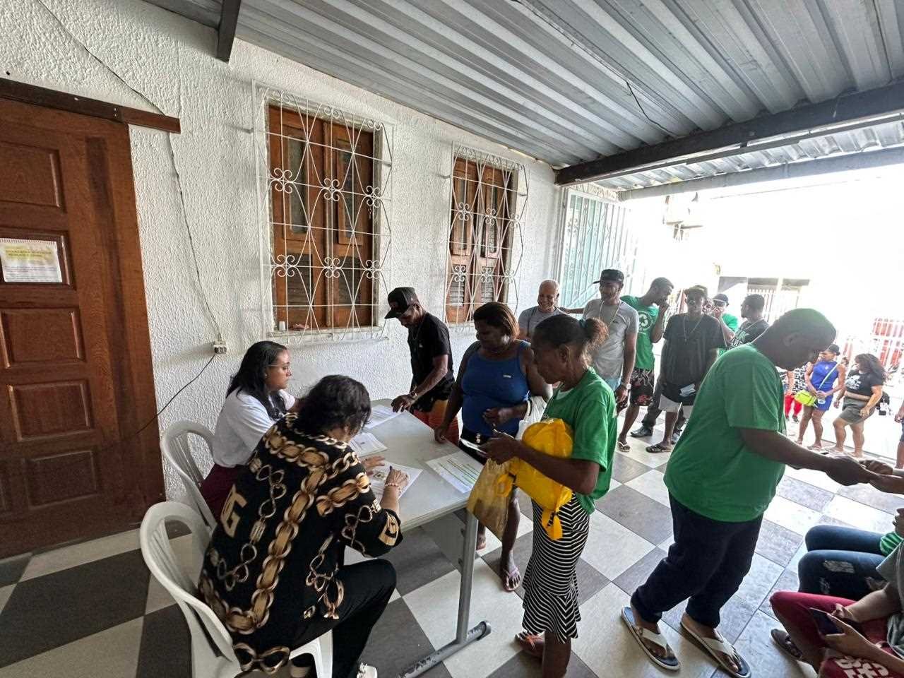 Prefeitura de Ilhéus realiza 4ª entrega de cestas básicas a famílias do antigo aterro de Itariri.