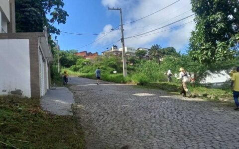 Prefeitura de Ilhéus realiza roçagem no Alto do Pacheco.