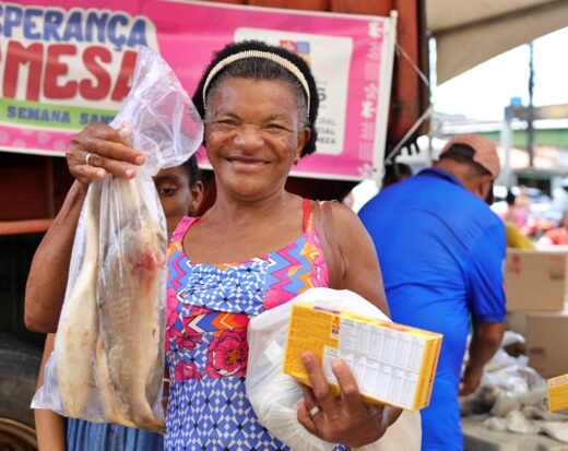 Prefeitura de Ilhéus distribui 20 toneladas de peixe para famílias em vulnerabilidade social.