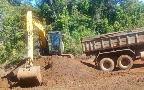 Prefeitura realiza manutenção de estradas em Tibina.