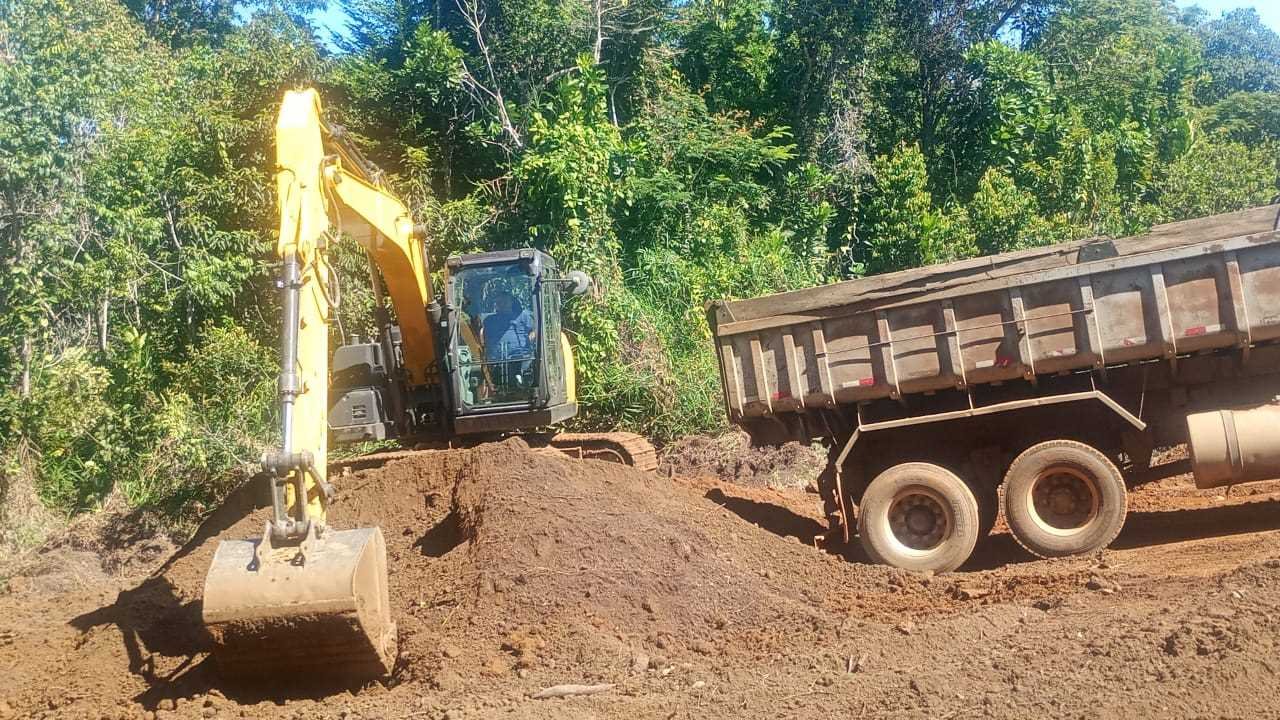Prefeitura realiza manutenção de estradas em Tibina.