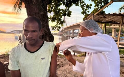 Consultório na Rua leva vacinação contra a gripe à população em situação de rua em Ilhéus.