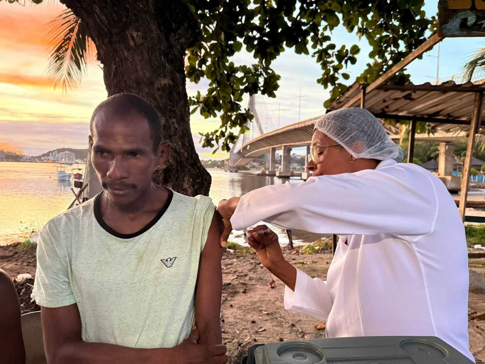 Consultório na Rua leva vacinação contra a gripe à população em situação de rua em Ilhéus.