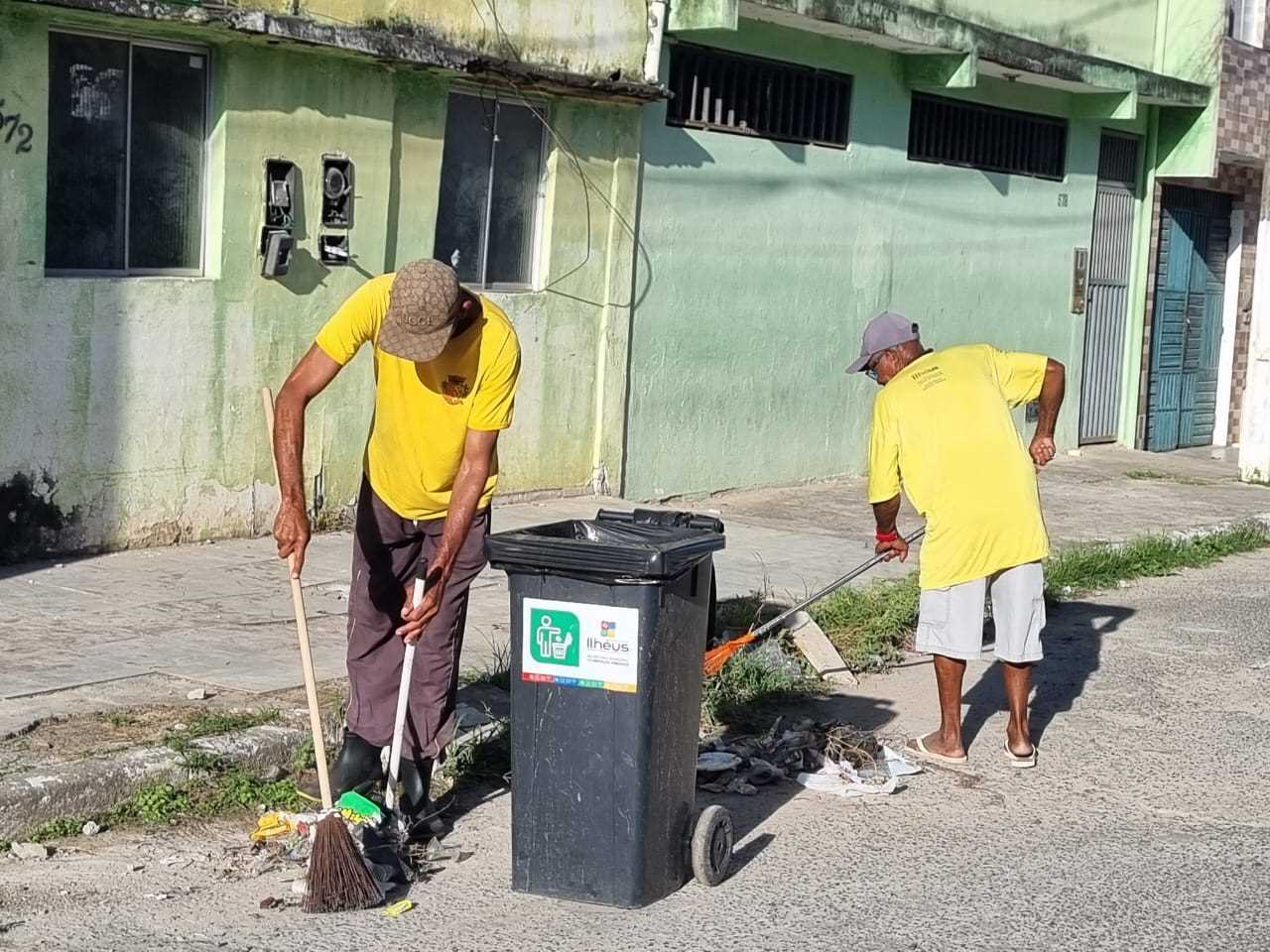 Prefeitura de Ilhéus realiza serviços de varrição no bairro Nelson Costa.