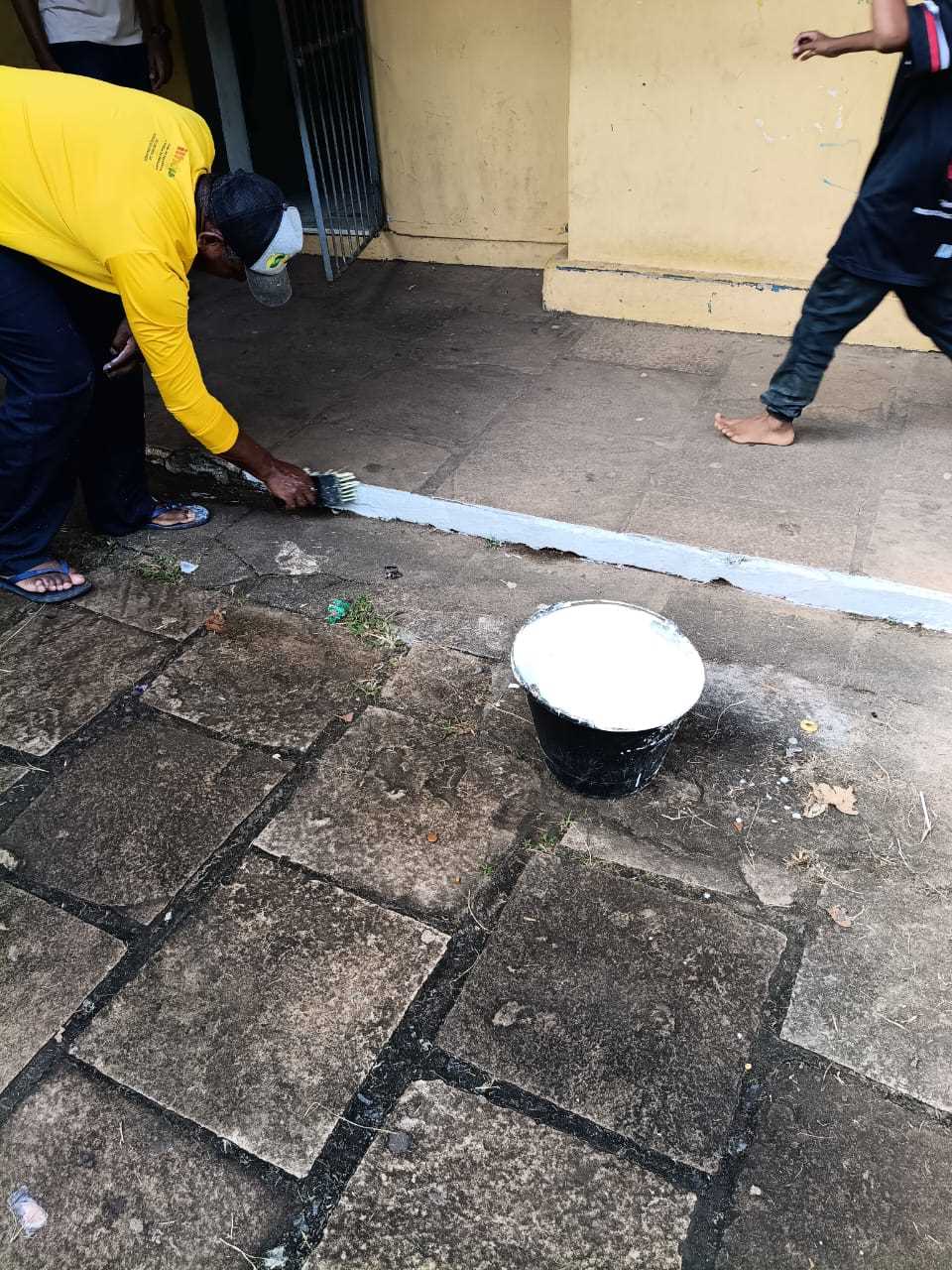 Escola do Banco da Vitória recebe serviços de manutenção da área externa.