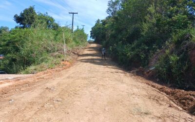 Estrada Olivença-Sapucaeira recebe encascalhamento e garante melhor acesso à comunidade.