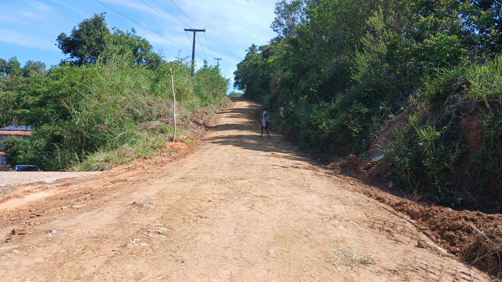 Estrada Olivença-Sapucaeira recebe encascalhamento e garante melhor acesso à comunidade.