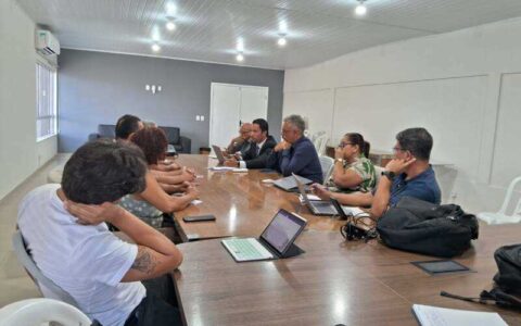 Prefeitura de Ilhéus mantém diálogo com professores e discute pautas salariais em reunião.