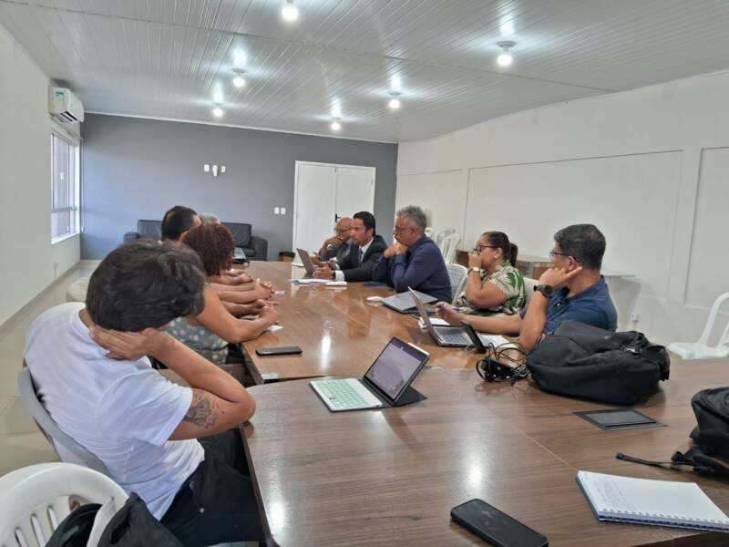 Prefeitura de Ilhéus mantém diálogo com professores e discute pautas salariais em reunião.